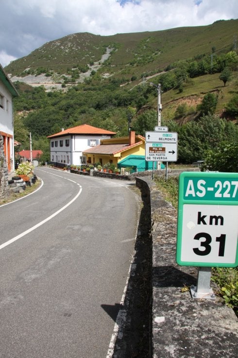 La carretera AS-227, a su paso por el pueblo de La Riera. 