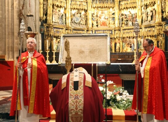 El arzobispo venera la reliquia del Santo Sudario. 