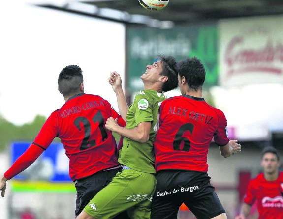 Pablo Pérez, protagonista con sus dos goles en Anduva, pelea un balón con dos futbolistas del Mirandés el sábado. 
