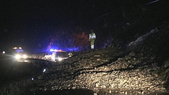 Un enorme argayu corta la carretera que comunica Panes con Cantabria