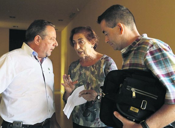 Faustino Sabio, Laura González y Marcos Muñiz ayer, momentos antes de comenzar el debate. 