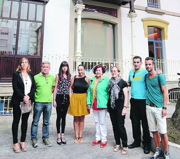 Los representantes del Teatro Jovellanos con la directora, protagonistas y técnicos de la obra en la Casa de la palmera. 
