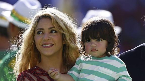 Milan, el hijo de Shakira, de año y medio, aprende a leer