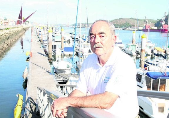 Manuel Rodríguez Sánchez, presidente del Club San Balandrán, en el puerto deportivo. 