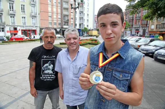 Álex 'Mañanito' Galán con la medalla y sus entrenadores Fernando Galán y Muñiz Domínguez.