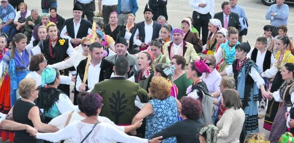 Danza prima conducida por los llaniscos José Gutiérrez y Begoña Collado, en la que participaron hontorianos de toda España. 