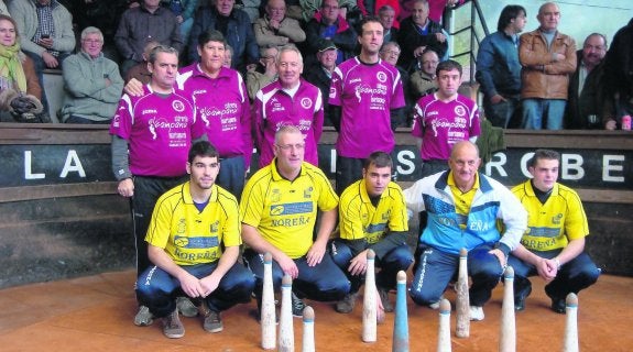 La Venta, arriba, y Villa de Noreña, quintetos finalistas en 2013 del Torneo 'Concejo de Llanes'. 