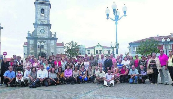 Los participantes en el encuentro, en la plaza de Muros. 