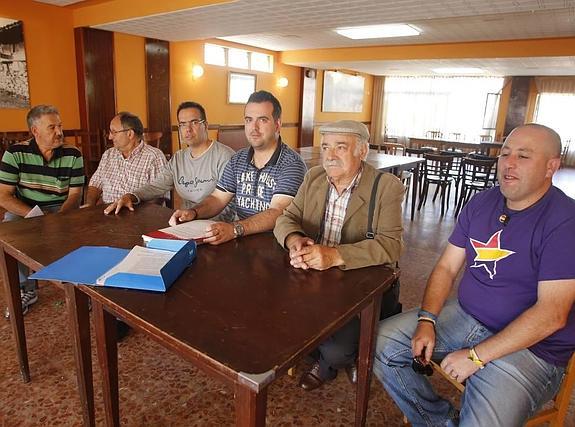 Miembros de la Plataforma pro soterramiento de Langreo, que explicaron ayer la situación de las obras. 