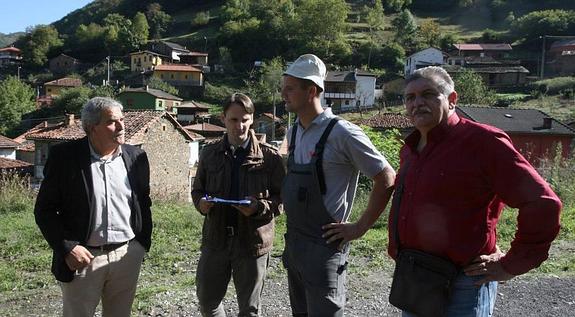 Aníbal Vázquez, charlando con vecinos de Villandio. 