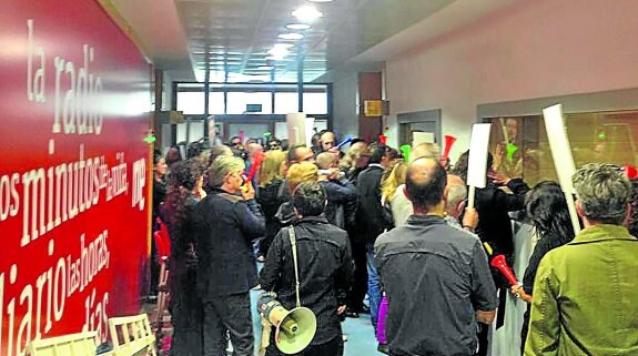 Protesta en los pasillos de TVE en una imagen tomada ayer y subida a Twitter por el sindicato Comisiones Obreras. 