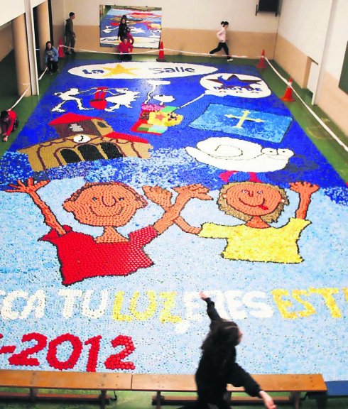 Mural con tapones realizado por los niños en Ujo para recaudar fondos con los que ayudar a Shamira. 