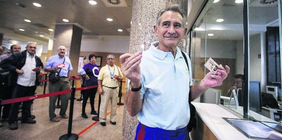 Pensionistas, ayer, en la oficina de Cajastur con su euro. 