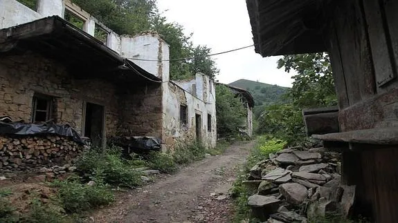 Edificios abandonados en la aldea de Bustovela. 