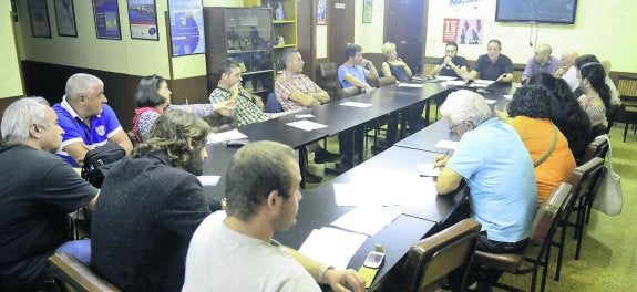 Reunión del sector crítico de IU, ayer por la tarde en la sede del partido en Gijón. 