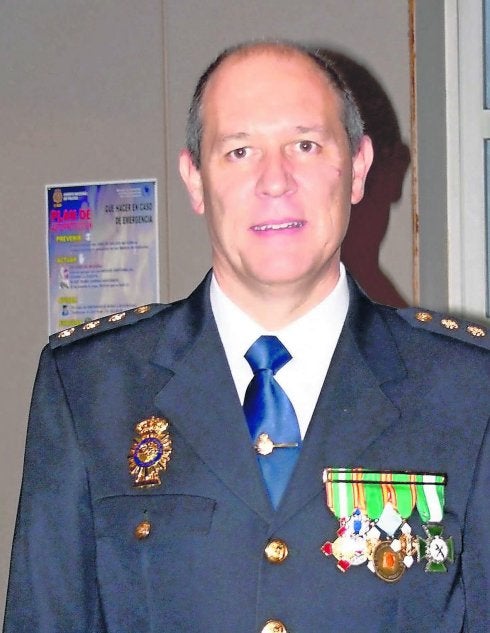 Interior otorga a Juan Rueda, policía nacional de Avilés, la Cruz al ...