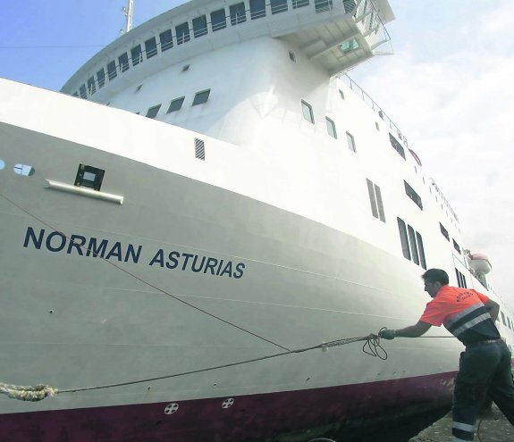 Un operario amarra el 'Norman Asturias' a los muelles de La Osa; el ferry de la autopista del mar Gijón-Nantes trabajaba ayer en Sicilia.
