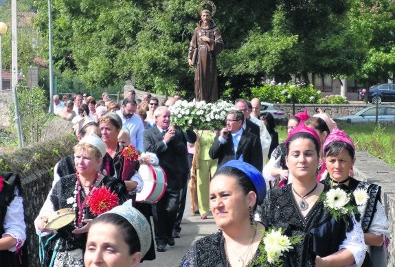 Más de un centenar de mozas de llanisca marchaban por delante de la imagen de San Francisco. 