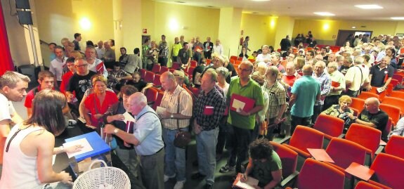 Los 250 participantes en la asamblea de Izquierda Unida hacen cola para votar, ayer, en el Ateneo de La Calzada. 