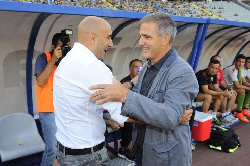 Abelardo, ayer, antes del inicio del partido en Gran Canaria, se saluda con Paco Herrera. 