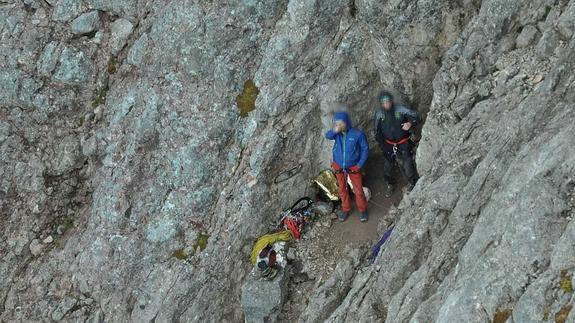 Los escaladores en la repisa en la que pasaron la noche. BOMBEROS DE ASTURIAS