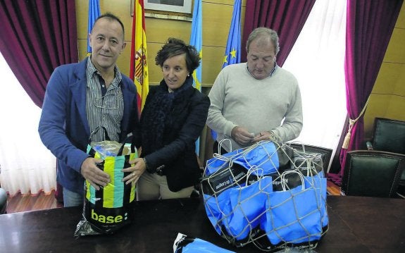 Aurelio Martínez, junto a la alcaldesa de Langreo. 