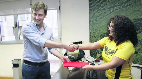 José María Pérez, entregando parte de sus avales a Blanca Esther Aranda, secretaria de Organización del PSOE local.  