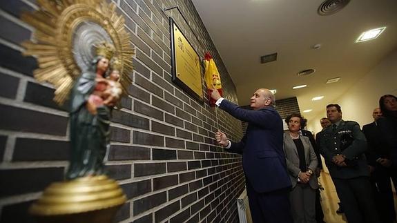Jorge Fernández Díaz descubre la placa inaugural del edificio. 