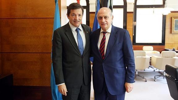 El ministro del interior, Jorge Fernández Díaz, con el presidente del Principado, Javier Fernández