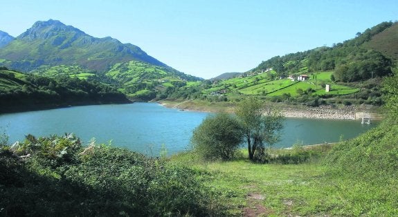 Una vista del embalse de los Alfilorios. 