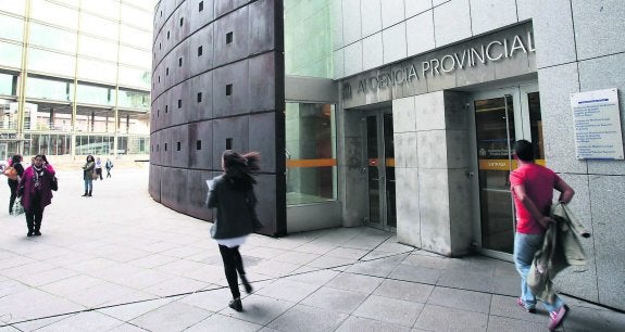 La Audiencia Provincial acogió ayer la primera jornada de este juicio por intento de homicidio. 