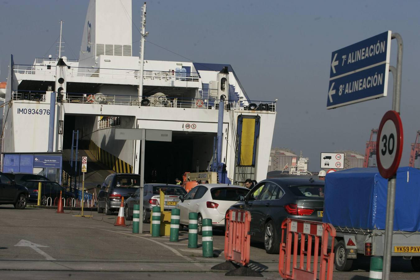 Embarque de vehículos con destino a Poole en el buque 'Norman Asturias' en El Musel en el estreno de la línea de ferrys entre Gijón y la ciudad inglesa