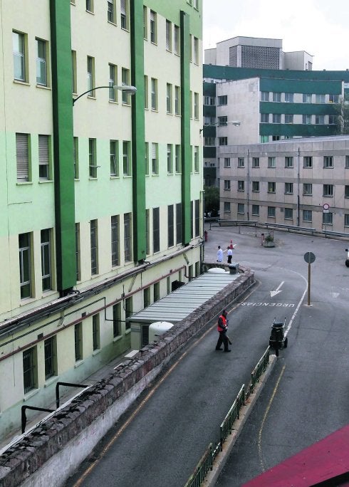 El antiguo HUCA, con Maternidad al fondo. 