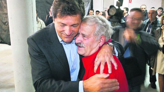 Javier Fernández abraza al líder sindical durante un mitin en Siero en 2011, durante una campaña electoral. 