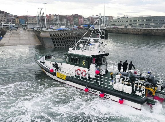 Las autoridades a bordo de la nueva patrullera del servicio marítimo de la Guardia Civil zarpan del Puerto Deportivo. 