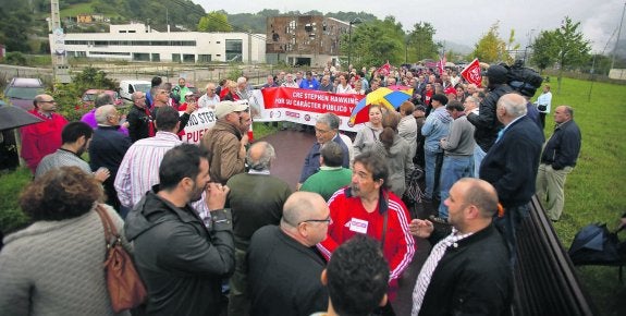 Manifestación celebrada ayer ante el centro Stephen Hawking para reclamar que finalicen las obras y se ponga en marcha. 