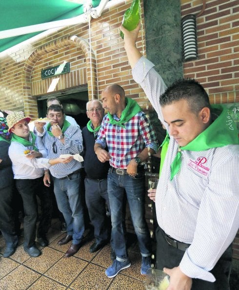 Abelardo, ayer, durante el escanciado del primer culín. 