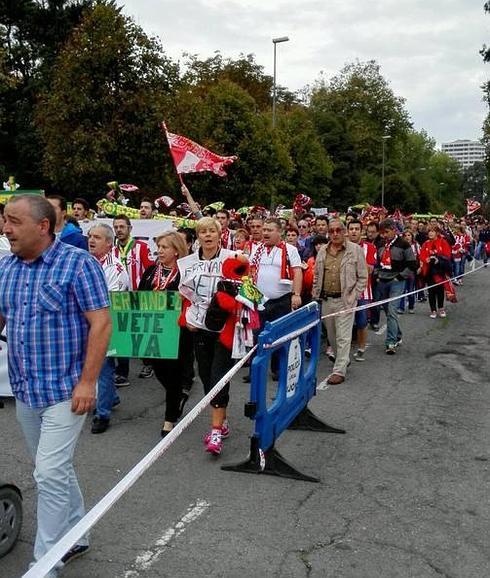 Aficionados sportinguistas marchan por las calles de Gijón. 