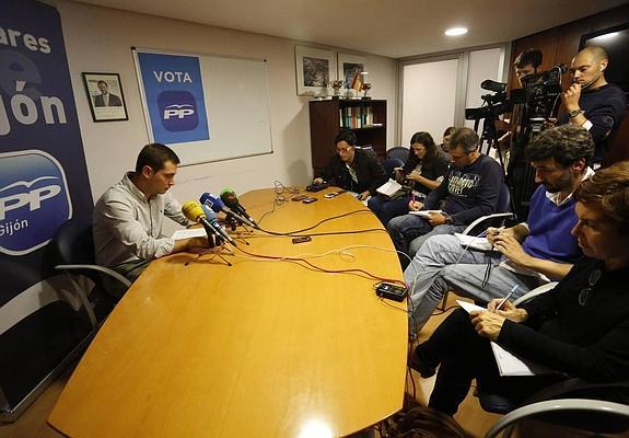 David González Medina, hoy, en rueda de prensa en la sede del PP gijonés.