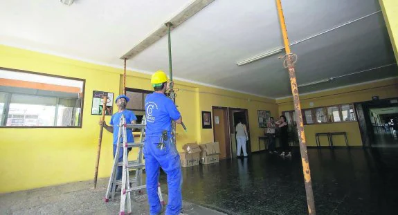 Dos operarios llevaron a cabo labores para reforzar el edificio apenas unas jornadas después de que se conociesen sus daños. 