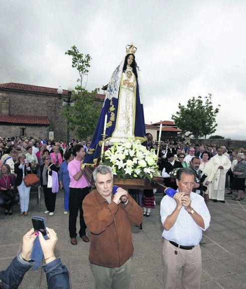 La talla de la Virgen de La Luz en una procesión en la ermita. 