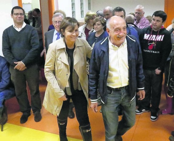 Carmen Moriyón y Florencio Martín, seguidos por Manuel Arrieta, ayer, en la sede vecinal de Laviada. 