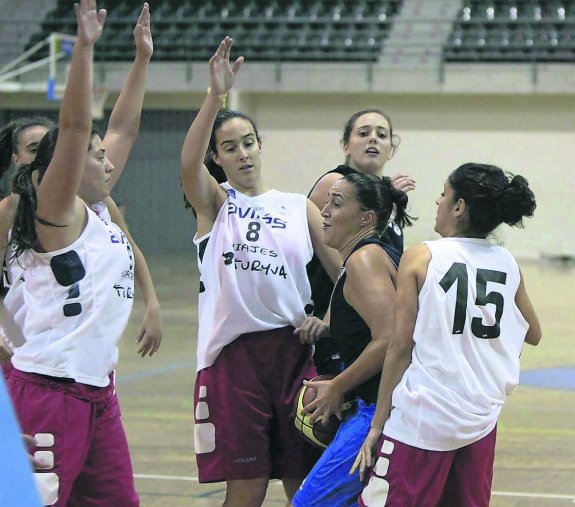 Lara Álvarez intenta encestar entre varias rivales. 