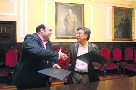 El alcalde y el portavoz de Izquierda Unida, en junio de 2014, tras firmar una adenda a los presupuestos a raíz de su pacto. 