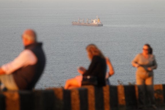 'Neumtrino' está fondeado a la espera de entrar a puerto. 