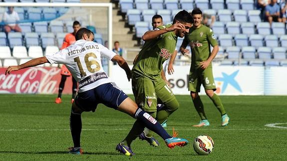 Una jugada del partido del Sporting en Huelva