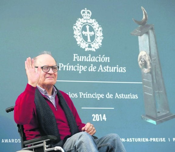 Quino saluda desde su silla de ruedas a su llegada el Hotel de la Reconquista. 
