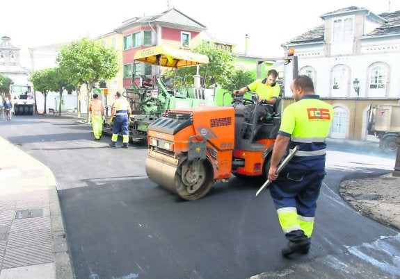 Varios operarios ultimaban ayer el asfaltado de la céntrica avenida de Asturias en Boal. 