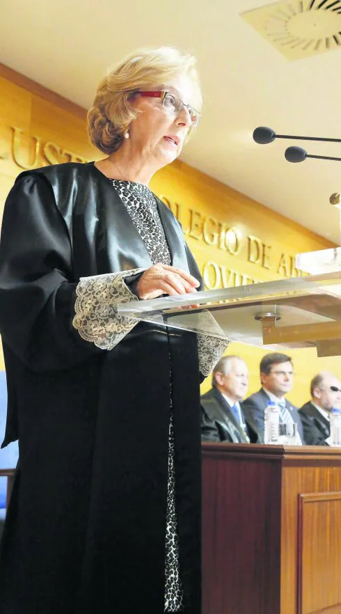 Dora Alonso pronunció su discurso de ingreso en la Academia Asturiana de Jurisprudencia la pasada semana. 