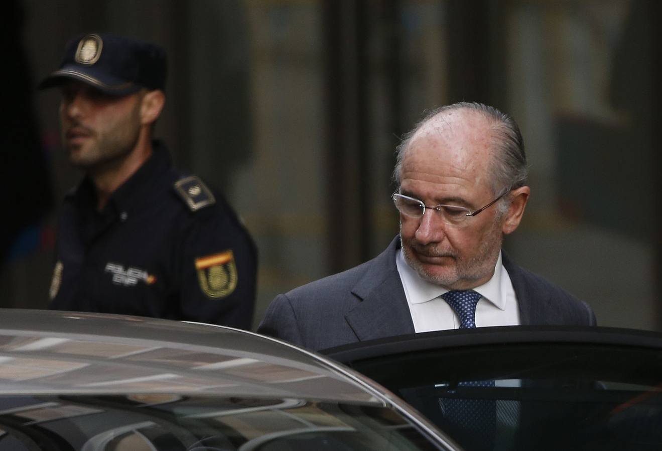 Rodrigo Rato, abandonando la Audiencia tras ser interrogado.